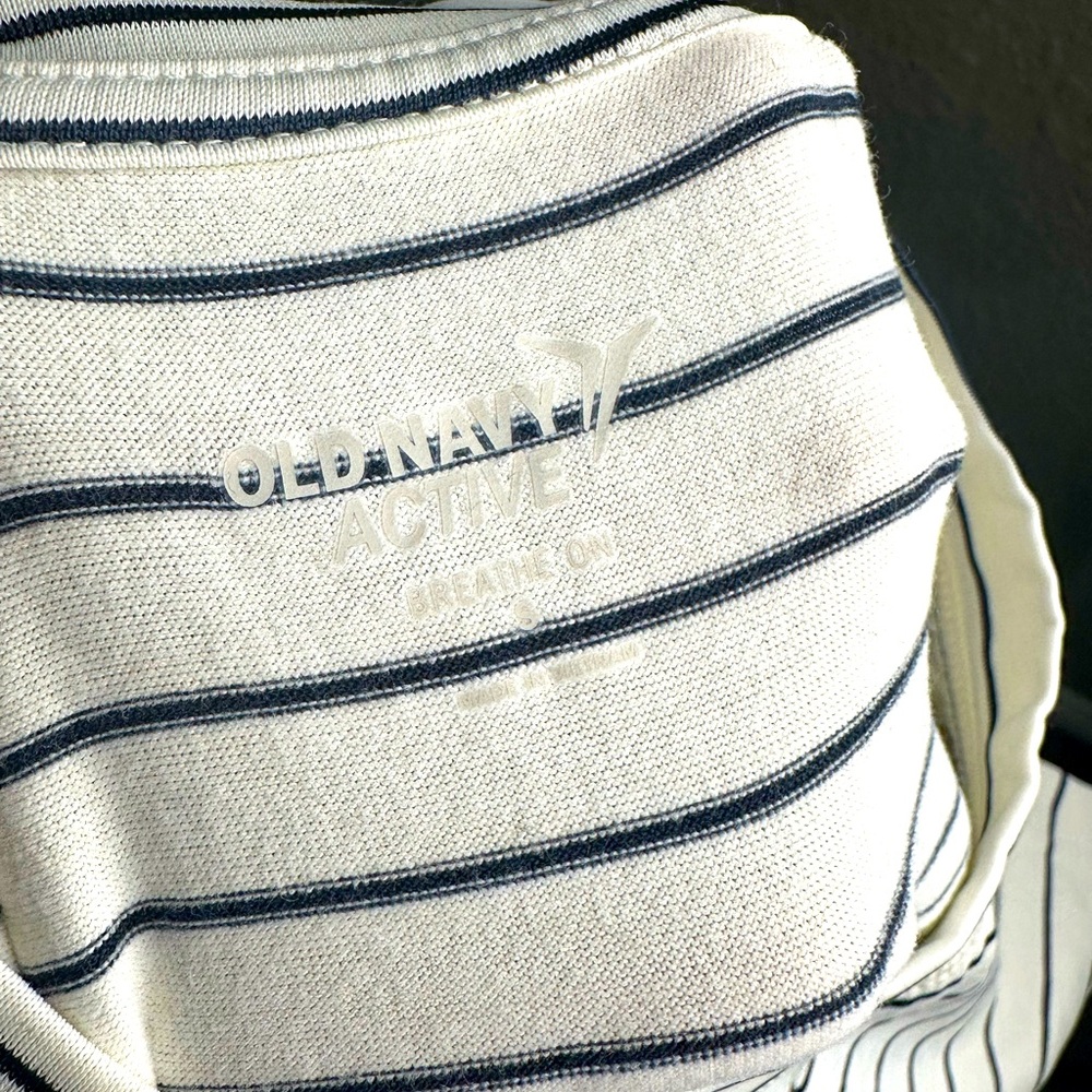 NWOT Old Navy Active Twist/keyhole top - in white and black - Picture 4 of 5